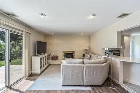 10 Clemson Lane Woodbury NY 11797
