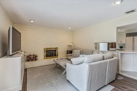10 Clemson Lane Woodbury NY 11797