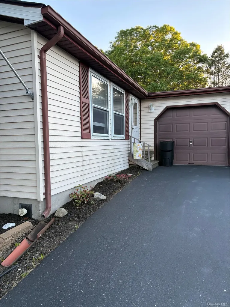 89 Village Circle W Manorville NY 11949