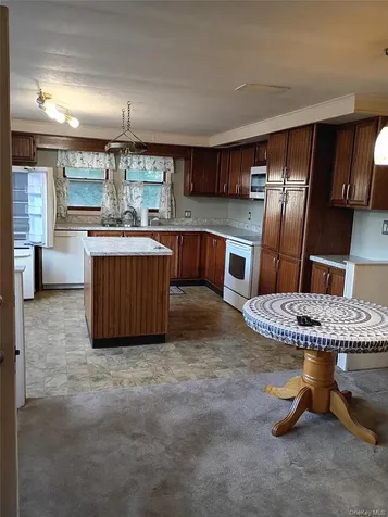 89 Village Circle W Manorville NY 11949