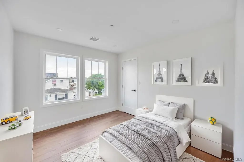 10 8th Avenue East Rockaway NY 11518