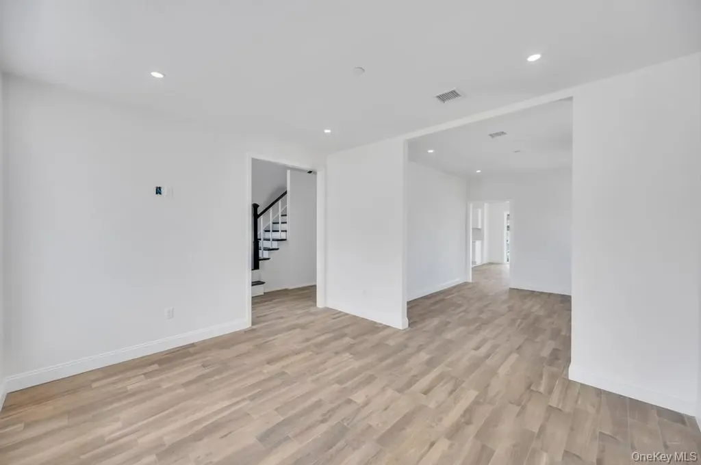 10 8th Avenue East Rockaway NY 11518