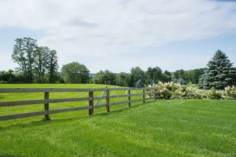 72 N Mabbettsville Road Millbrook NY 12545