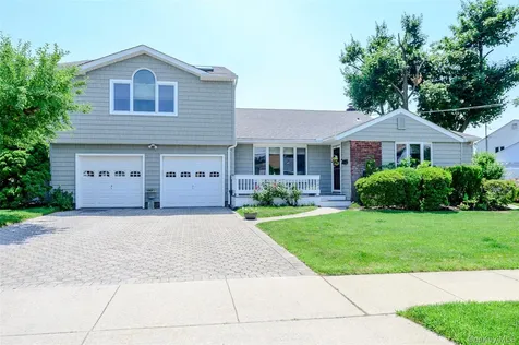 262 Rose Street Massapequa Park NY 11762