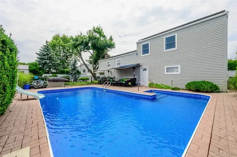 262 Rose Street Massapequa Park NY 11762