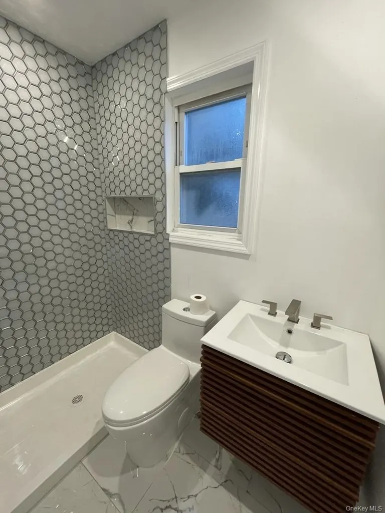 24607 137th Road Rosedale NY 11422