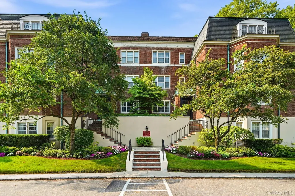 7 Chateaux Circle Scarsdale NY 10583