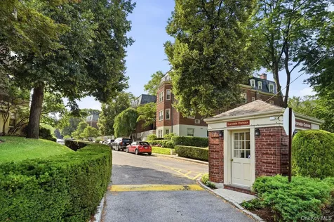 7 Chateaux Circle Scarsdale NY 10583
