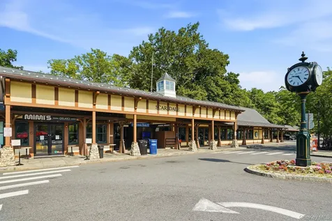 7 Chateaux Circle Scarsdale NY 10583