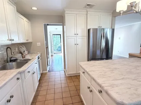 96 Phipps Lane Plainview NY 11803