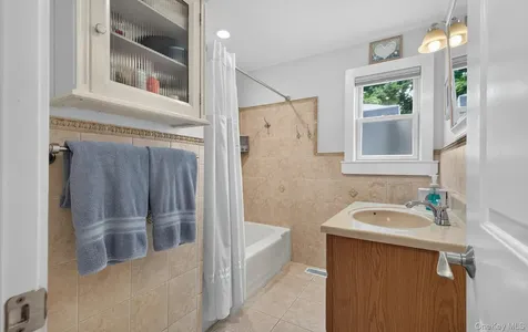 292 N Alleghany Avenue Lindenhurst NY 11757
