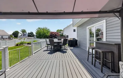 292 N Alleghany Avenue Lindenhurst NY 11757
