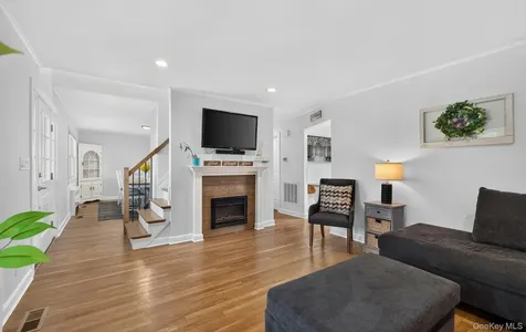 292 N Alleghany Avenue Lindenhurst NY 11757