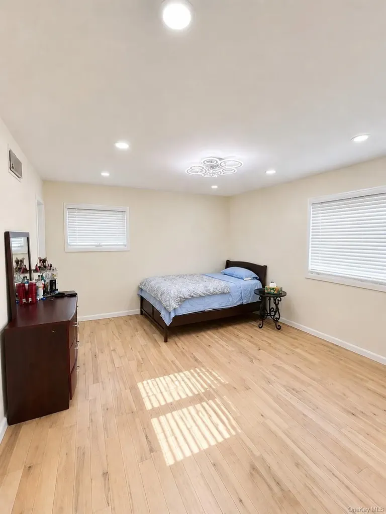 886 Woodmere Drive Valley Stream NY 11581