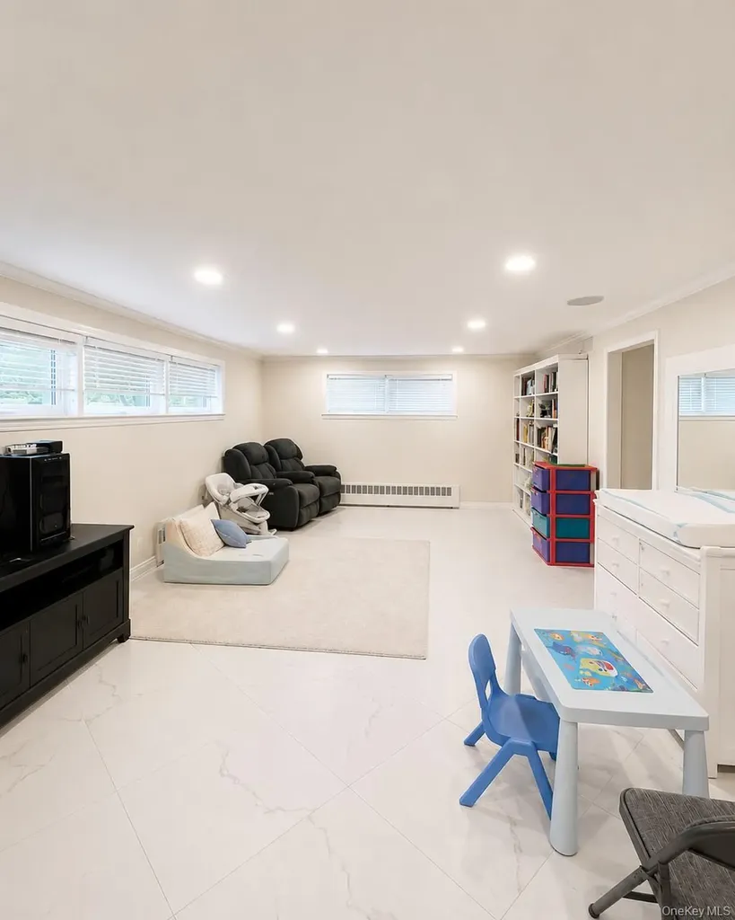 886 Woodmere Drive Valley Stream NY 11581