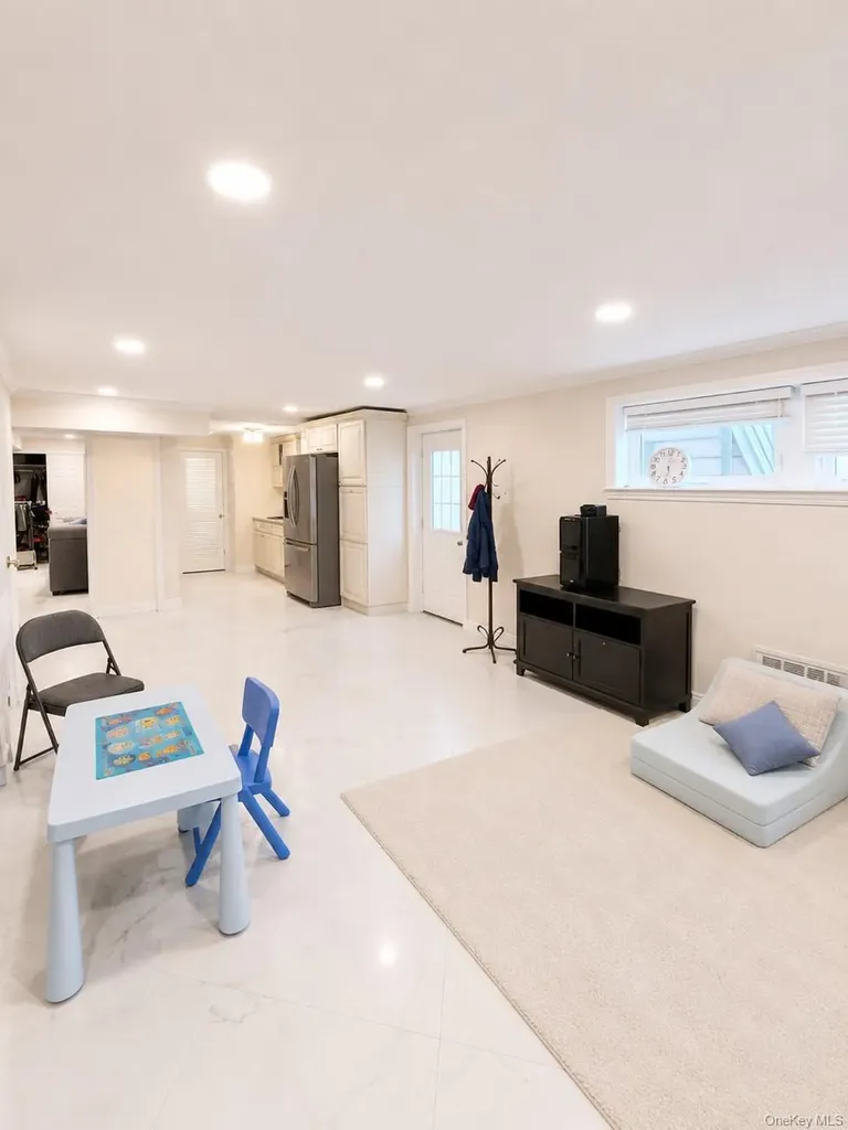 886 Woodmere Drive Valley Stream NY 11581