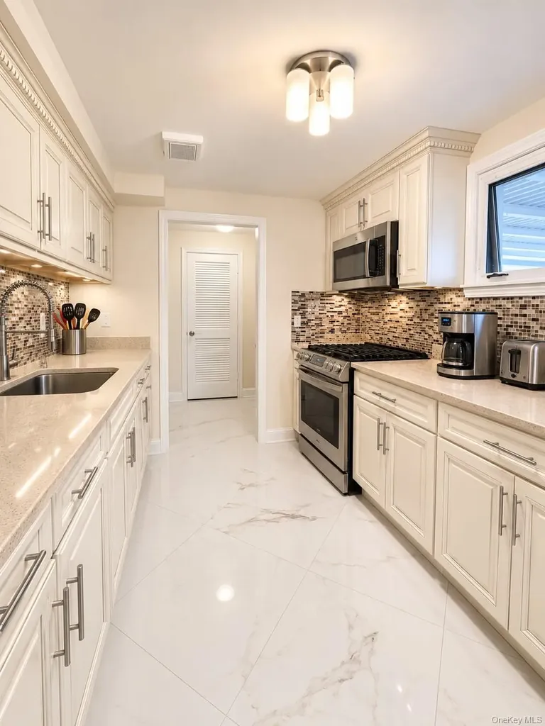 886 Woodmere Drive Valley Stream NY 11581