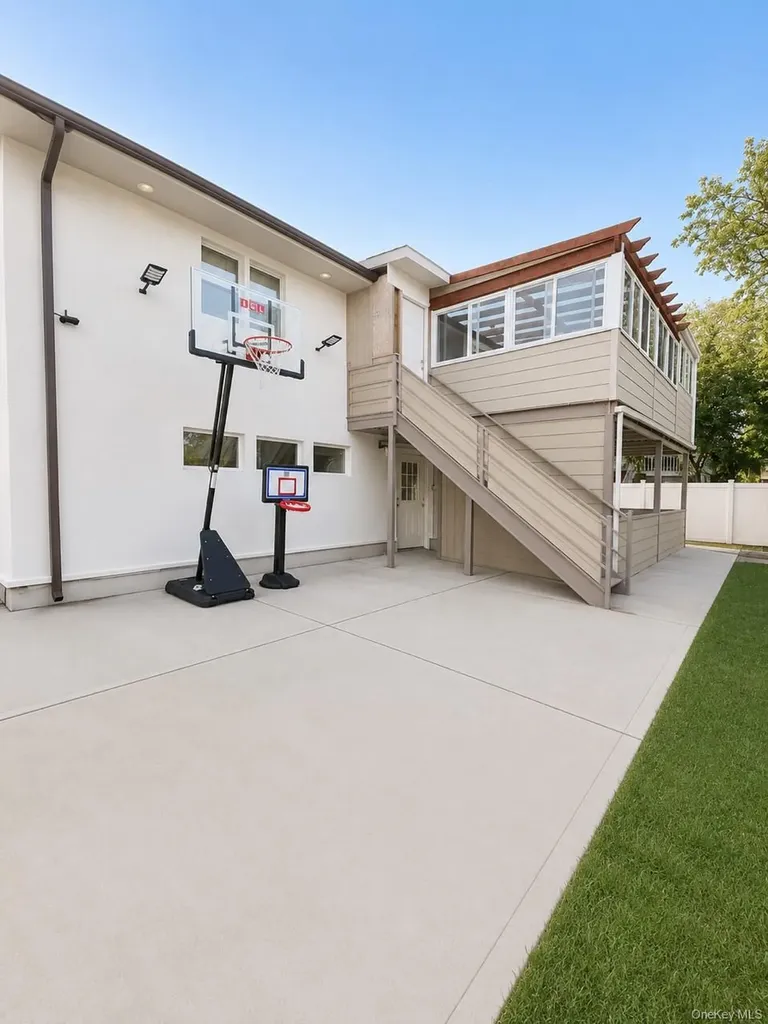 886 Woodmere Drive Valley Stream NY 11581