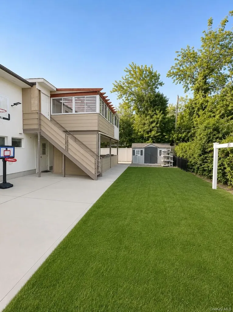 886 Woodmere Drive Valley Stream NY 11581