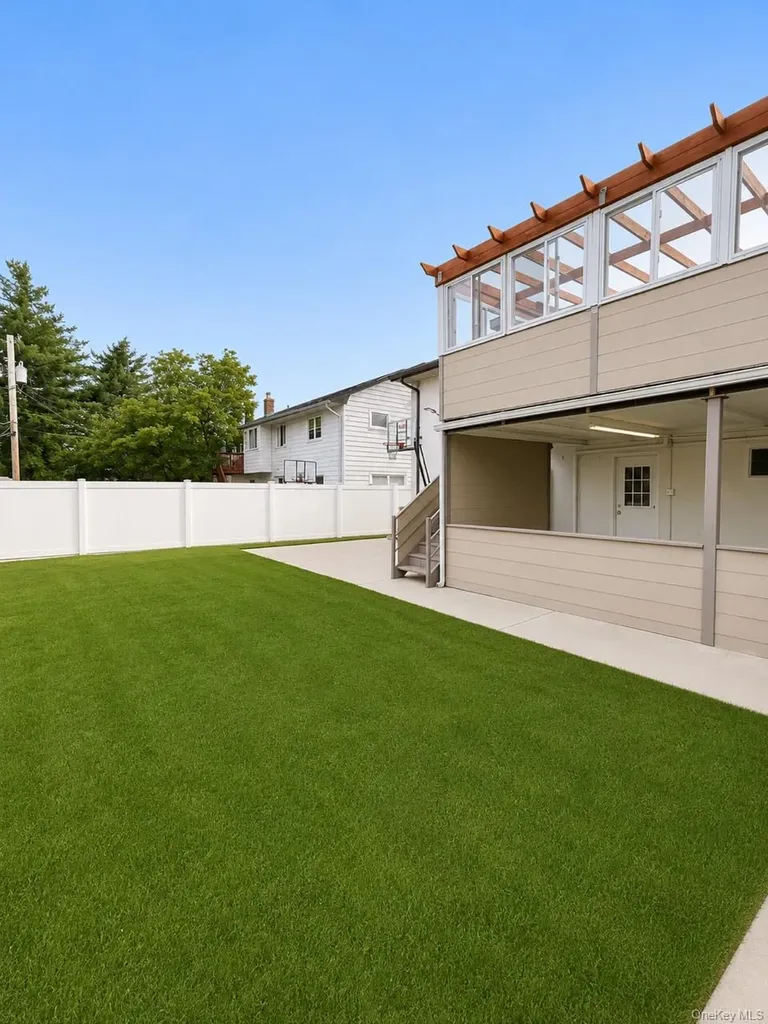886 Woodmere Drive Valley Stream NY 11581