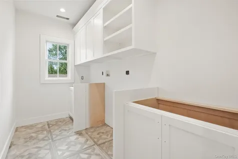 8 Crest Lane Scarsdale NY 10583