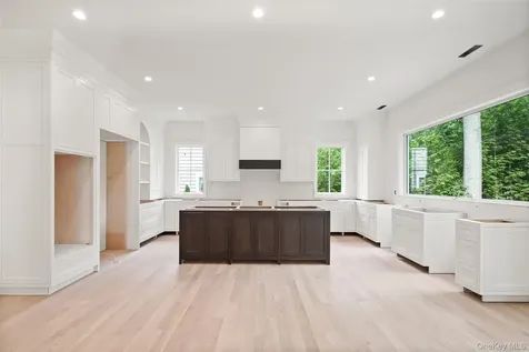 8 Crest Lane Scarsdale NY 10583