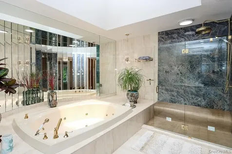 27 Windemere Way Woodbury NY 11797