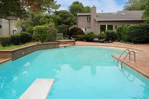 27 Windemere Way Woodbury NY 11797