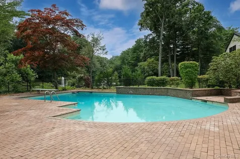 27 Windemere Way Woodbury NY 11797