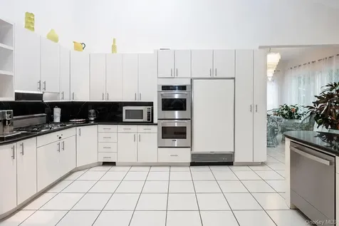 27 Windemere Way Woodbury NY 11797