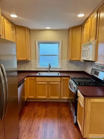 29 1/2 Woolsey Avenue Glen Cove NY 11542