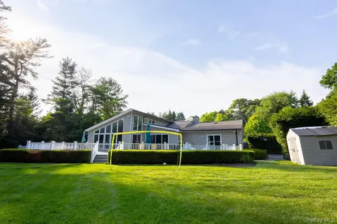 153 Brookville Lane Glen Head NY 11545