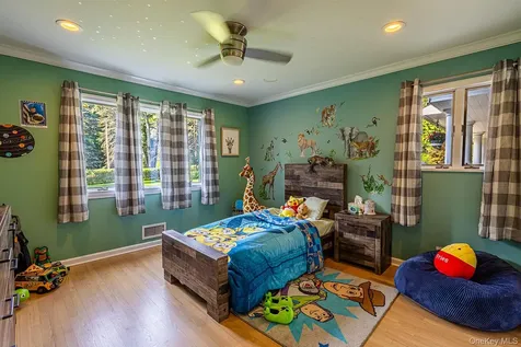 153 Brookville Lane Glen Head NY 11545