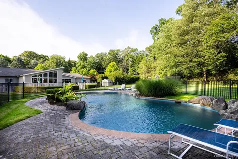 153 Brookville Lane Glen Head NY 11545