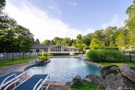 153 Brookville Lane Glen Head NY 11545