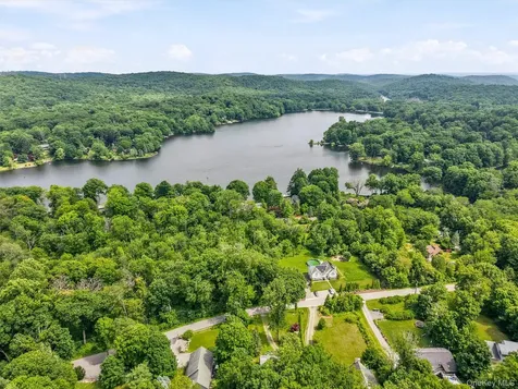 19 Oak Ridge Drive Putnam Valley NY 10579