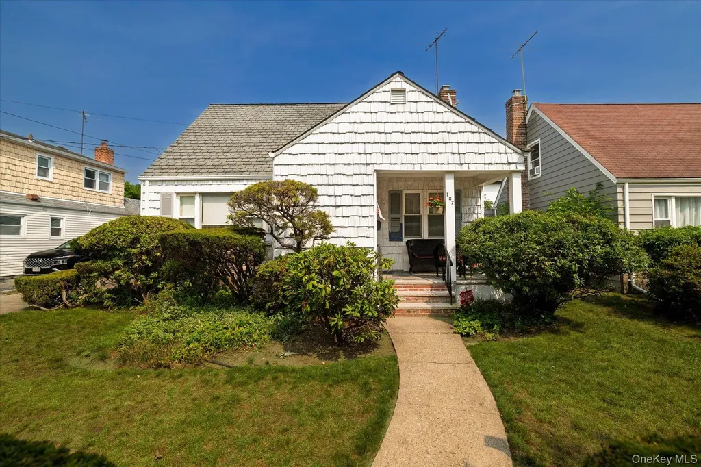 187 Raff Avenue Floral Park NY 11001