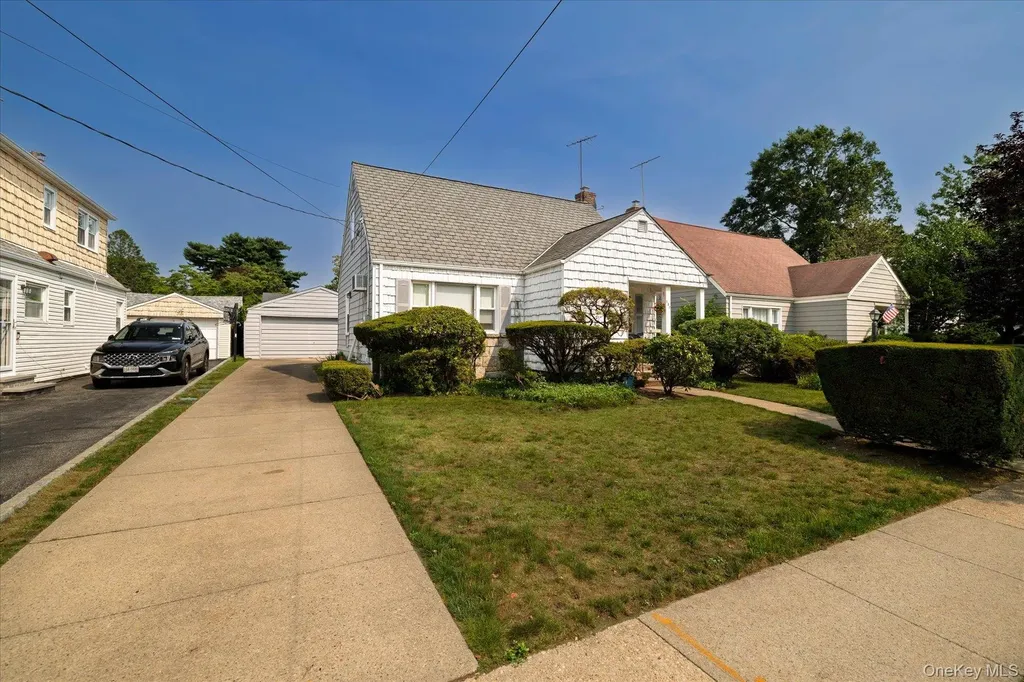 187 Raff Avenue Floral Park NY 11001