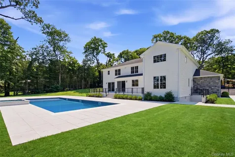 32 Pine Road Syosset NY 11791