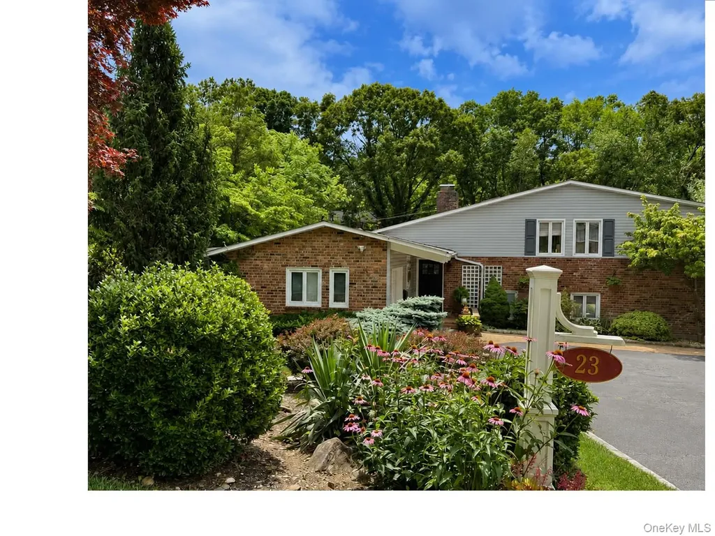 23 Highwood Road East Norwich NY 11732
