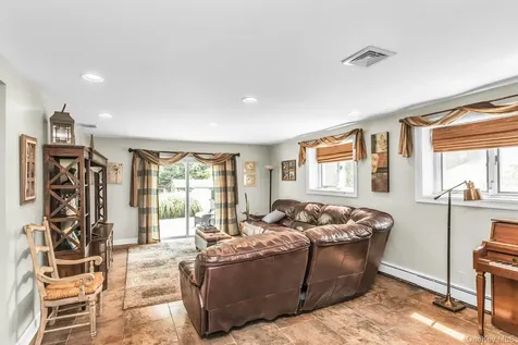 23 Highwood Road East Norwich NY 11732
