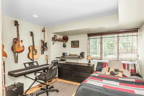 23 Highwood Road East Norwich NY 11732
