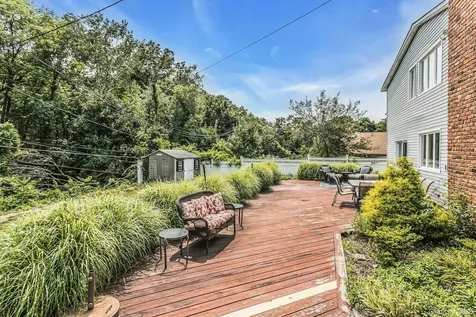 23 Highwood Road East Norwich NY 11732