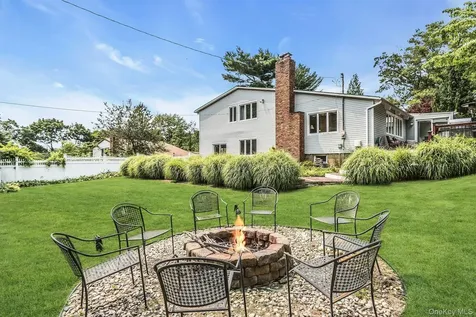 23 Highwood Road East Norwich NY 11732