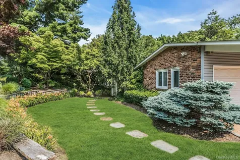 23 Highwood Road East Norwich NY 11732
