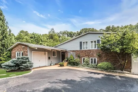 23 Highwood Road East Norwich NY 11732