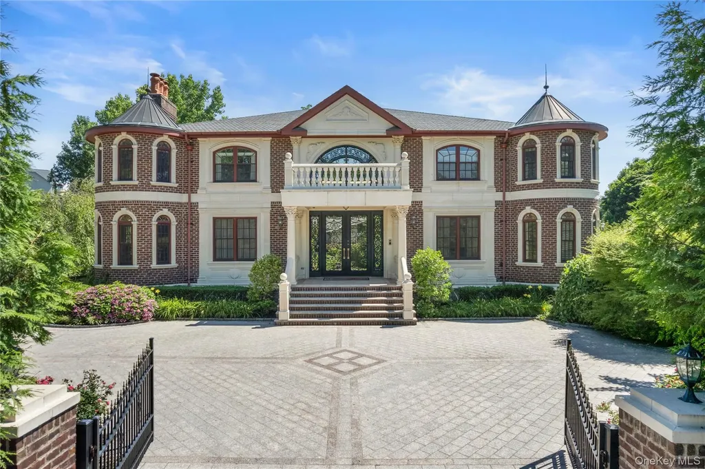 28 Whitney Circle Glen Cove NY 11542