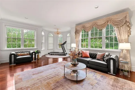 28 Whitney Circle Glen Cove NY 11542