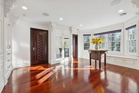 28 Whitney Circle Glen Cove NY 11542
