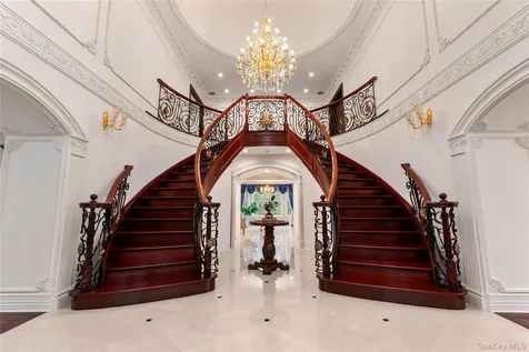 28 Whitney Circle Glen Cove NY 11542